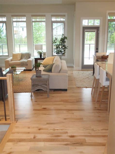11 Romantic Living Room Color Schemes For Maple Caramel Floors Photos