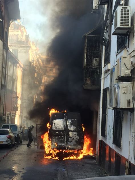 L'ampleur des dégâts est pour. Alger: Un incendie détruit 4 véhicules et un bureau d ...