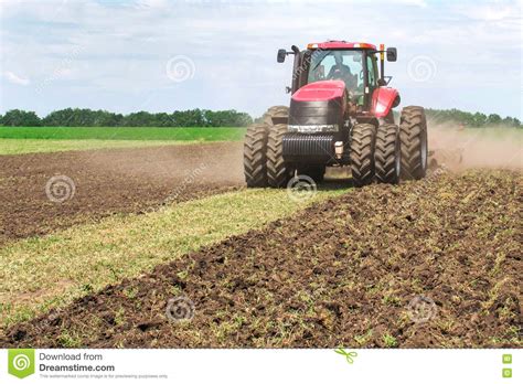De Moderne Rode Tractor Die Van Technologie Een Groen Landbouwgebied In