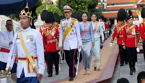 Apr 05, 2016 · ร.10 โปรดเกล้าฯ สถาปนาพระยศใหม่ พระบรมศานุวงศ์ แห่งพระราชวงศ์จักรี may 5, 2019 october 21, 2019 ในหลวง ร.10 เสด็จฯ พระราชพิธีเฉลิมพระชนมพรรษา "พระราชินี ...