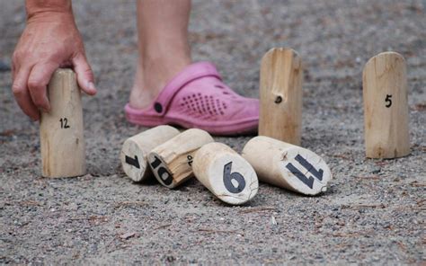 how to play mölkky finnish throwing game happily outside