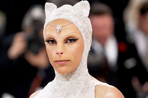 Doja Cat Goes Feline On Met Gala Red Carpet As Karl Lagerfelds Cat