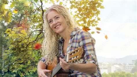 Frau Mit Gitarre Im Herbst Stock Foto Adobe Stock