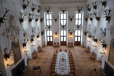 Bei der ausstellung zu dem märchenfilm drei haselnüsse für aschenbrödel dürfen besucher erstmalig einen blick in das federzimmer auf schloss moritzburg werfen. Schloss Moritzburg, Ballsaal Drei Haselnüsse für ...