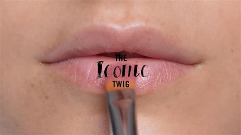 How To The Iconic Twig Lips Lips Lips Mac Cosmetics Youtube