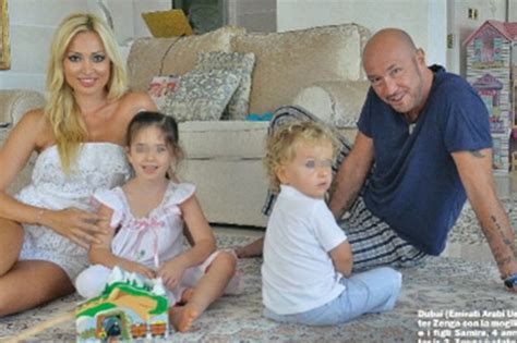 Walter zenga insieme al figlio jacopo e alla nuora claire. Walter Zenga si confessa: Ho 3 mogli e 5 figli, ma non ...