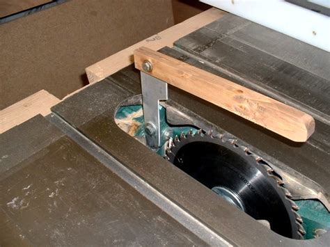 Table saw blades help determine the style of cuts to be made on a workpiece. How To: Make Your Own Table Saw Splitter/Blade Guard
