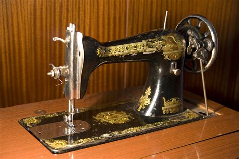 Singer is one of the oldest and most reliable brands every sewer knows and loves to use. Old Singer sewing machine | My aunt Concha's Singer sewing ...