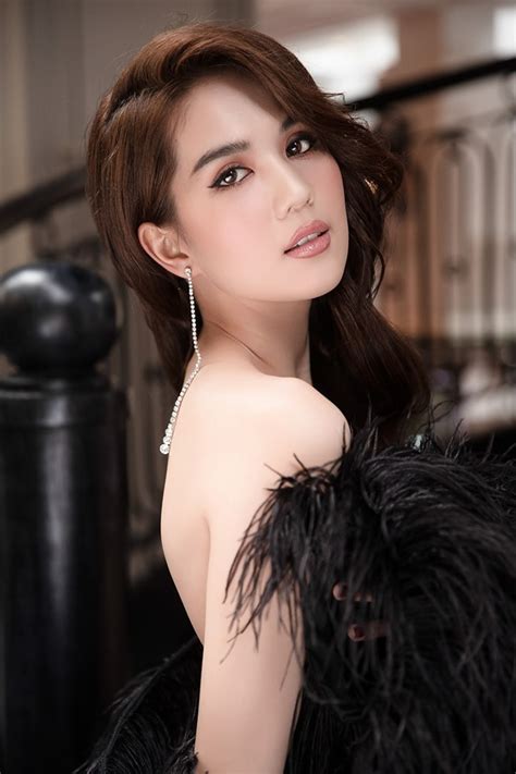 Trong buổi trò chuyện với vũ khắc tiệp, ngọc trinh đã có những chia sẻ liên quan đến sự nghiệp. Ngọc Trinh mặc xuyên thấu gợi cảm hết mức tại Sa Pa