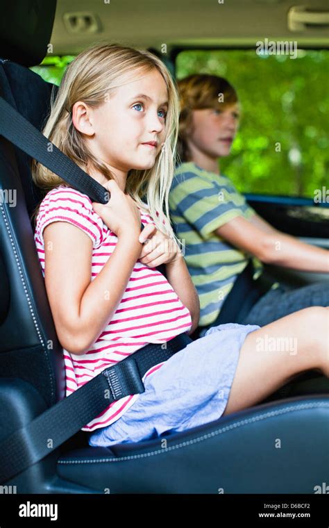 Mädchen Sitzen Im Auto Kindersitz Stockfotografie Alamy
