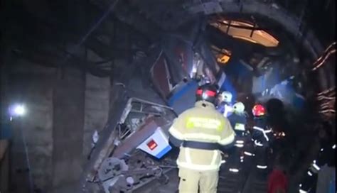 Moscow Subway Derailment Raw Footage Watch Rescuers Respond To Deadly