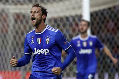 Da sempre e per sempre con la mano sul petto abbiamo solo un pianeta non amo le barriere, se non sui calci di punizione. Claudio Marchisio: Juventus' Quiet Man