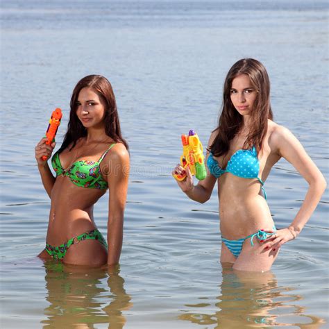 Due Ragazze In Bikini Giocano Con Le Pistole Di Acqua Immagine Stock Immagine Di Rilassamento