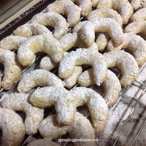 Linzer cookies take two almond flavored cookies and sandwiches them together with a layer of jam. Austrian Almond Cookies (With images) | Almond cookies ...