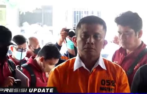 Ferdy Sambo Pakai Baju Oranye Alias Tahanan Saat Rekonstruksi Wajahnya