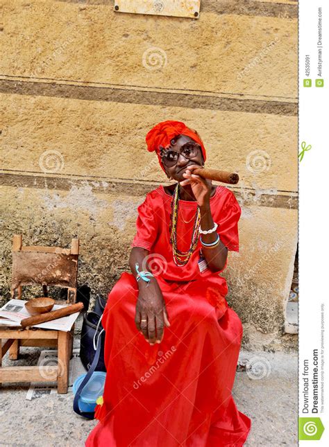 Una Mujer Mayor Que Fuma Un Cigarro Enorme Foto Editorial Imagen De