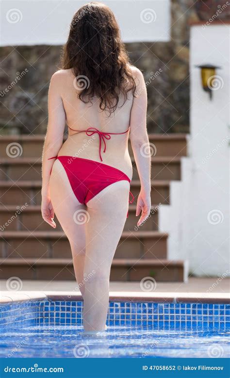 frau im bikini nahe pool stockfoto bild von freude sexualität 47058652