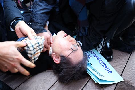 Man Attacks And Injures South Korean Opposition Leader Lee Jae Myung Thehiu