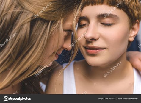 Close Quente Atraente Abraçando Casal Lésbico Fotos Imagens De © Vikaovcharenko 182570992