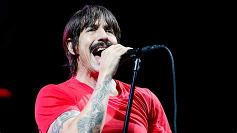 red hot chili peppers anthony kiedis escorted out of lakers game for profane fit fox news