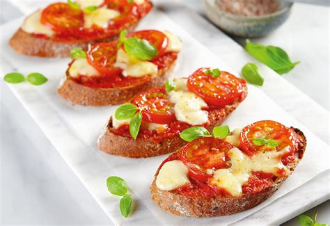 Pizza -Bruschetta mit Tomaten Mozzarella Basilikum und Oregano