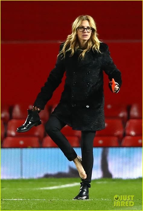 Julia roberts möglicherweise ein multimillionär, aber sie ist auch eine mutter kennt den wert der ein gutes geschäft. Julia Roberts Is the Best Soccer Mom, Takes Kids to ...