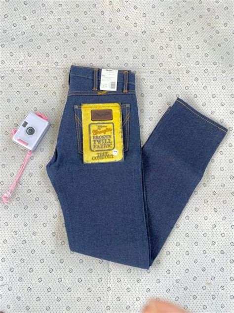 Wrangler Jeans กางเกงยีนส์ของแรงเลอร์กระดุมหนังไก่ขากระบอก สียีนส์สี