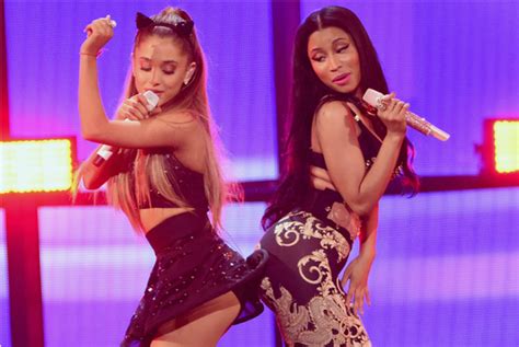 Nicki Minaj Png Nicki Minaj And Ariana Grande Whispering At Vmas