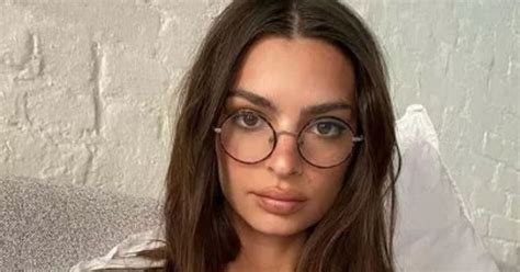 Emily Ratajkowski Is Fully Nude On Instagram And People Are Losing It