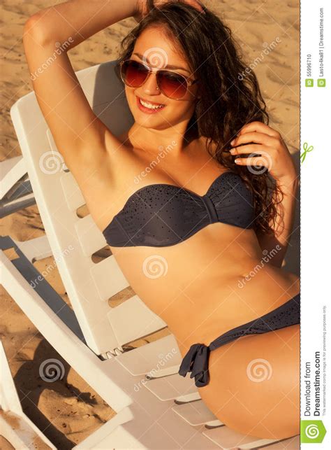 Sexy Brunette Auf Dem Strand Stockfoto Bild Von Rücksortierung