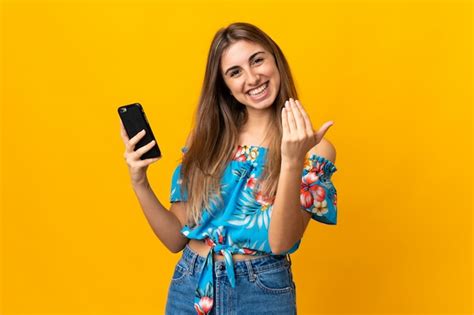 Jovem Mulher Usando Telefone Celular Isolado Parede Amarela Convidando
