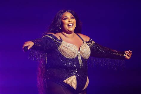 Lizzo is an american rapper, singer, and dancer based in minneapolis, minnesota. Lizzo Calls Out 'Fake Doctors' Who Misdiagnose 'Fat Girls ...