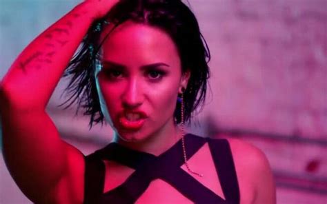 Demi Lovato Faz A Festa No Clipe Sensual De Cool For The Summer Veja