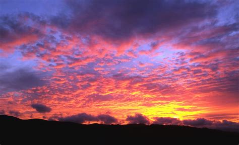 Montagne, nuit, ciel étoilé, sombre est un excellent fond d'écran pour votre ordinateur de bureau et votre ordinateur portable. Image libre: Coucher de soleil, ciel, montagne, paysage, nuage