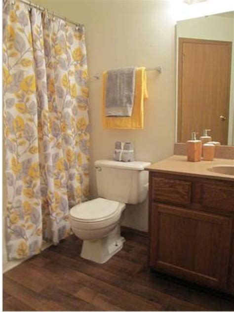 We all have our own way to decor, and different styles on how to do it. cute way to decorate a small bathroom | Small bathroom ...