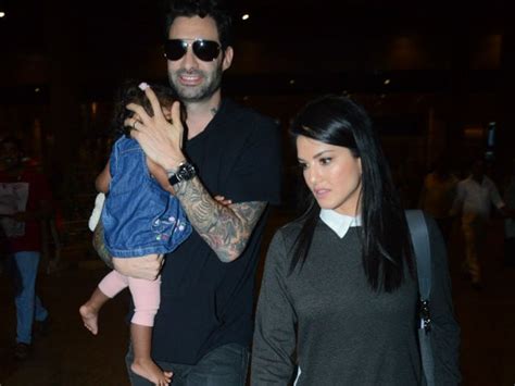 Sunny Leone Daniel Weber Spotted With Daughter Nisha At The Airport
