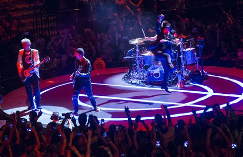 U2 Returns To Las Vegas With Unsettling ‘experience Las Vegas Review