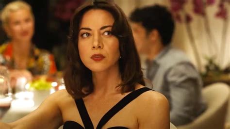 See Aubrey Plaza Show Off Her Legs In Stockings