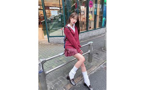 【画像】美脚にも程がある藤川らるむ、赤制服で魅せるルーズソックスの渋谷jkスタイルが話題に ライブドアニュース