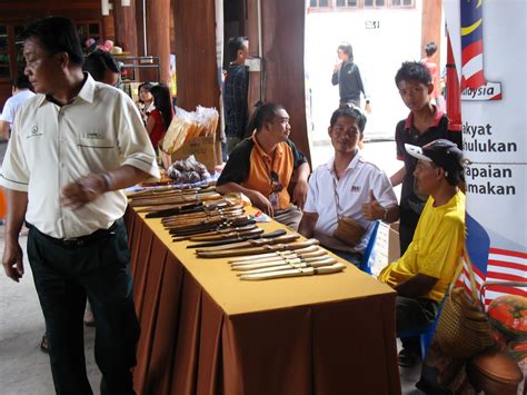 Ibu kota kepada negeri terengganu ini terletak di tepi pantai. Budaya Kraf: Pesta Kalimaran 2010 Perkukuh Gagasan 1 Malaysia
