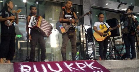 Jun 19, 2021 · gaes lagu gue views nya lebih banyak dari agnes mo guys padahal release nya dia duluan. Kisah Lirik Lagu Marjinal dan Soundtrack Demo Buruh ...