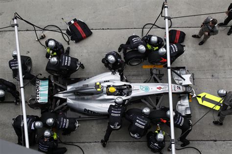 Kit d'arrêt au stand nomex mechanic. La FIA interdit les faux arrêts aux stands en Formule 1