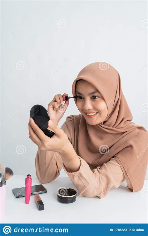 Muslim Woman With Hijab Applying Mascara Stock Image Image Of Lips