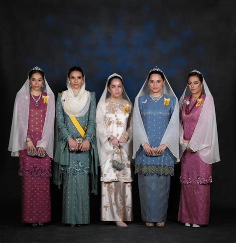 Kebawah duli yang teramat mulia tengku mahkota pahang, tengku hassanal ibrahim alam shah 2. "Bonda Pakai Semasa Umur 23 Tahun," Persalinan Puteri ...