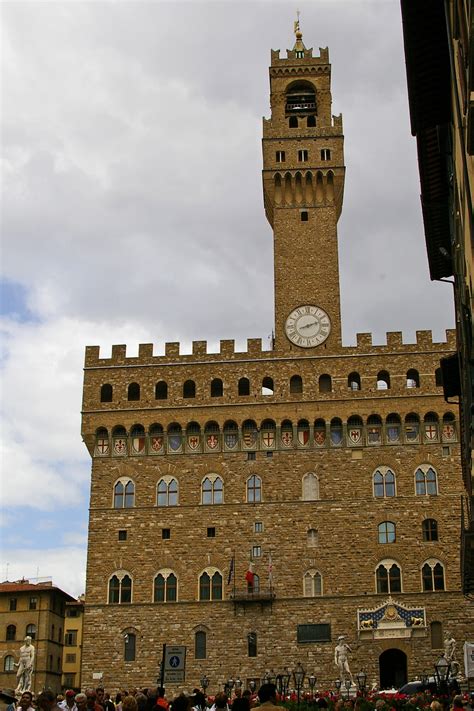 La morte improvvisa dell'ex calciatore della fiorentina, davide astori, ha riunito. David replica in front of Palazzo Vecchio | Photo