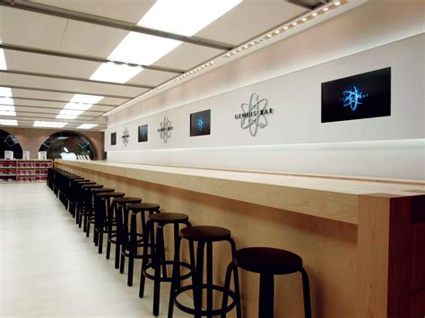 Apple Store Regent Street Genius Bar | Find VentureSpace inspiration