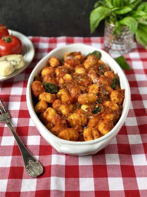 Los ñoquis, también conocidos como gnocchi, son un tipo de pasta italiana unareceta.com te ha seleccionado las mejores recetas de ñoquis para que tengas una gran variedad de ingredientes para. ÑOQUIS CON SALSA BOLOÑESA