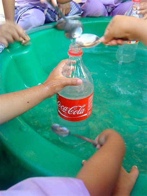 Prasekolah Seri Pagi Pertandingan Isi Air Dalam Botol