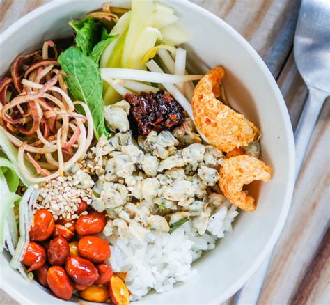Both the textures and flavors of caesar salad complement the richness of chowder. 4 Delicious Hue Clam Dishes You Must Give a Try - Travel information for Vietnam from local experts