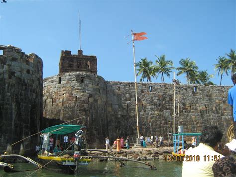 This is historical fort surrounded by arabian waters on all four side. sindhudurg fort | सिंधुदुर्ग किल्ला | गड-चित्रे